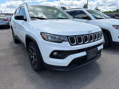 Used 2024 Jeep Compass Latitude AWD/4WD image 3