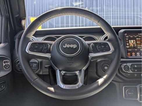 Used 2023 Jeep Gladiator Overland AWD/4WD image 22