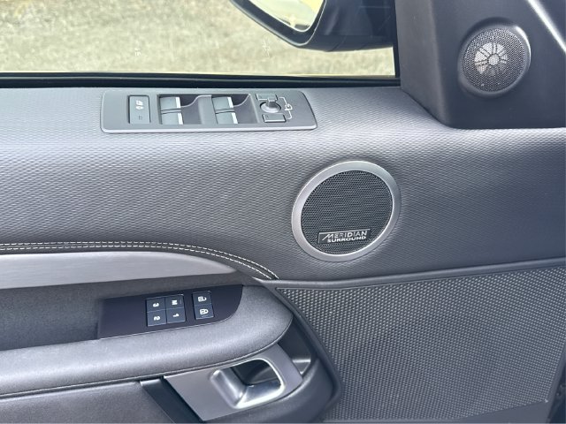 Used 2024 Land Rover Discovery Dynamic SE AWD/4WD image 20
