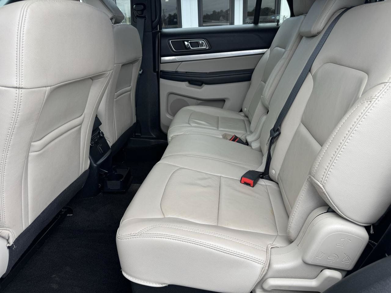 Used 2018 Ford Explorer XLT w/ Equipment Group 202A AWD/4WD image 13
