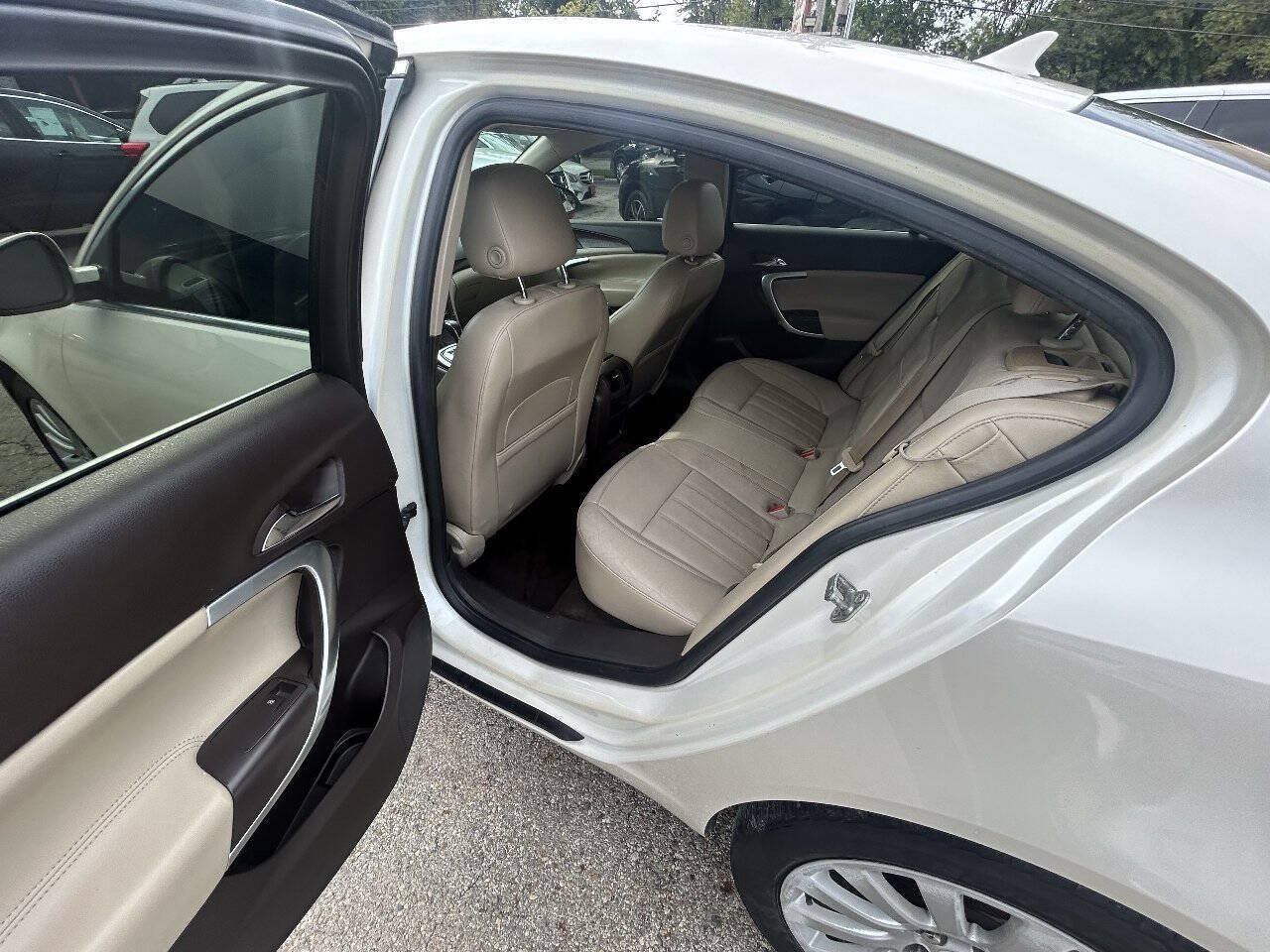 Used 2012 Buick Regal Leather FWD image 7