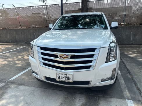 Used 2019 Cadillac Escalade Luxury RWD image 2