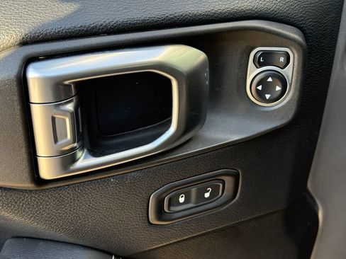 Used 2019 Jeep Wrangler Unlimited Sahara image 19