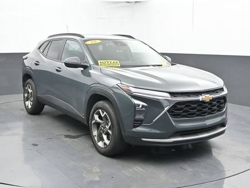 Used 2025 Chevrolet Trax LT FWD image 6