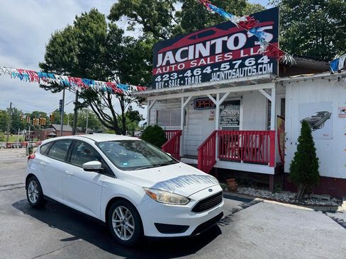 Used 2017 Ford Focus SE FWD image 2