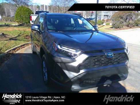 Used 2022 Toyota RAV4 XLE image 1