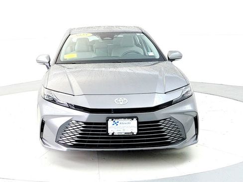 Used 2025 Toyota Camry XLE AWD/4WD image 8