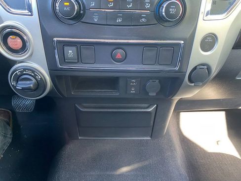 Used 2017 Nissan Titan SV image 17
