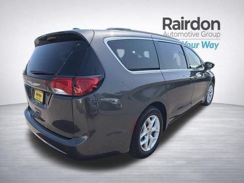 Used 2018 Chrysler Pacifica Touring Plus w/ Tire & Wheel Group FWD image 7