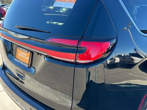 Certified 2024 Chrysler Pacifica Touring-L image 19