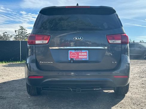 Used 2017 Kia Sedona LX w/ LX Essentials Premium Package image 8