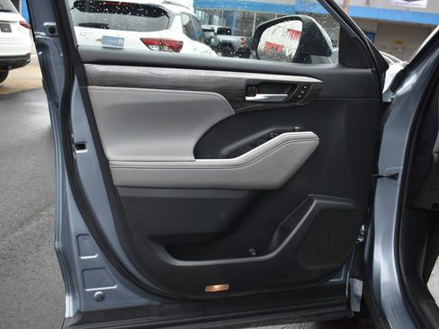 Used 2021 Toyota Highlander Platinum image 12