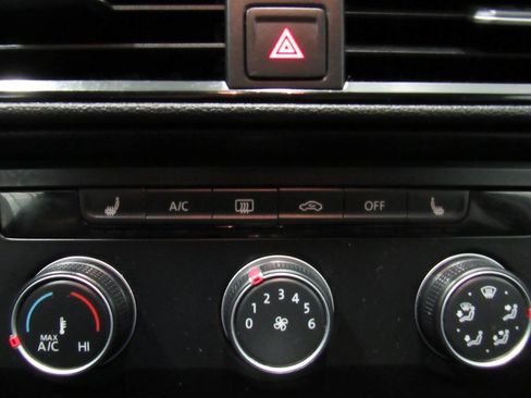 Used 2022 Volkswagen Taos SE image 40