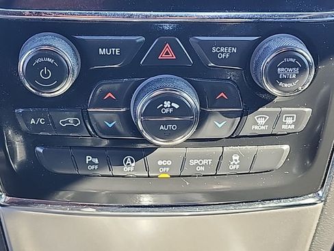 Certified 2022 Jeep Grand Cherokee Laredo X image 8