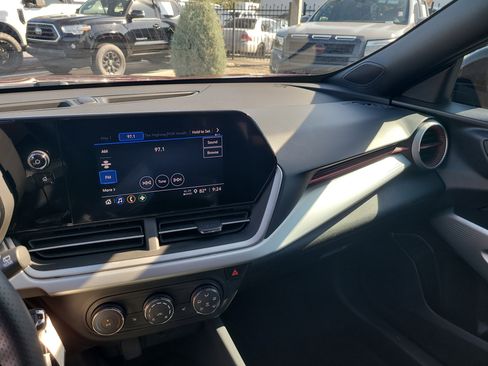 Used 2025 Chevrolet Trax RS FWD image 19