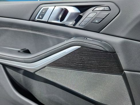 New 2025 BMW X7 M60i image 9