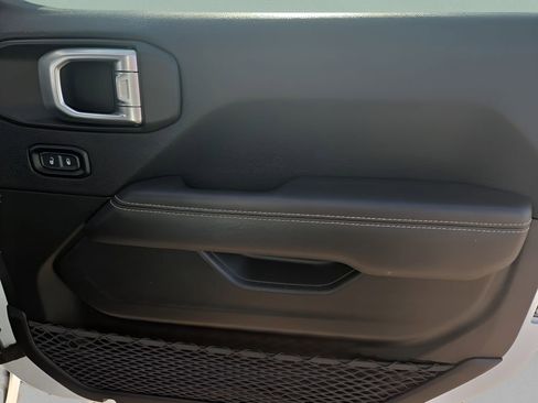 Used 2020 Jeep Wrangler Unlimited Sahara image 22