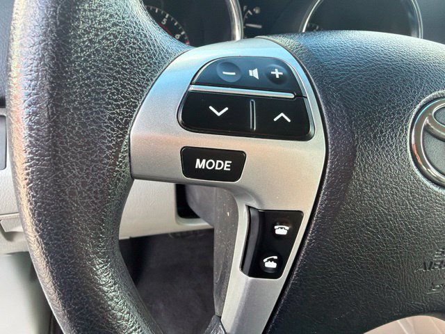 Used 2012 Toyota Highlander FWD w/ Tech Pkg image 15