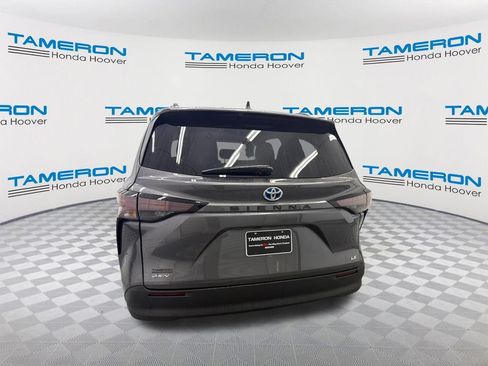 Used 2025 Toyota Sienna LE FWD image 4
