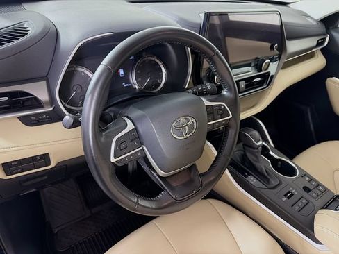 Used 2023 Toyota Highlander XLE AWD/4WD image 13