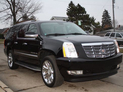 Used 2012 Cadillac Escalade ESV Luxury image 4