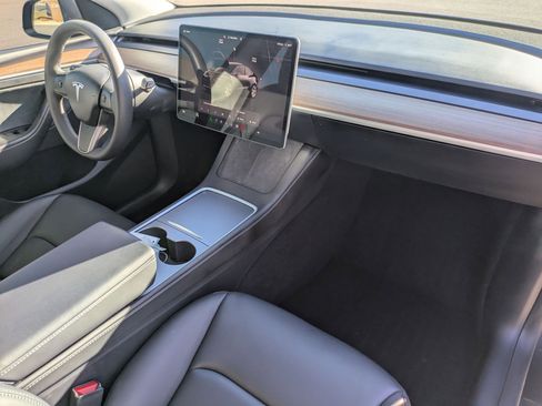 Used 2024 Tesla Model Y Long Range image 28