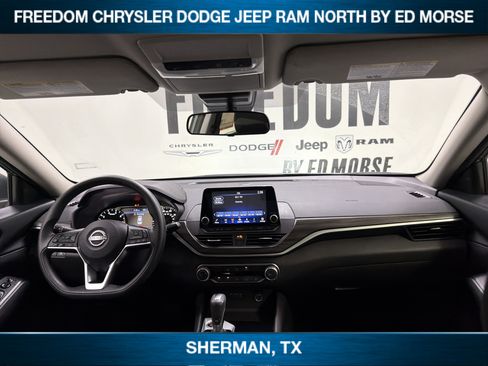 Used 2024 Nissan Altima 2.5 SV FWD image 11