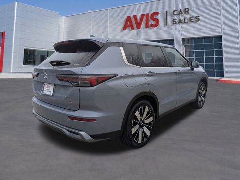 Used 2025 Mitsubishi Outlander SE image 6