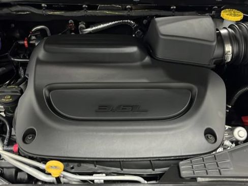 New 2027 Chrysler Pacifica Limited w/ Family Tech Group AWD/4WD image 27