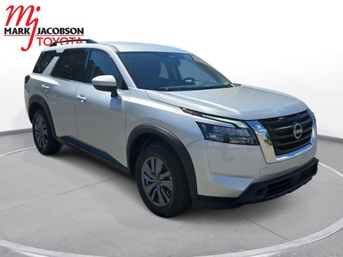Used 2025 Nissan Pathfinder SV AWD/4WD image 3