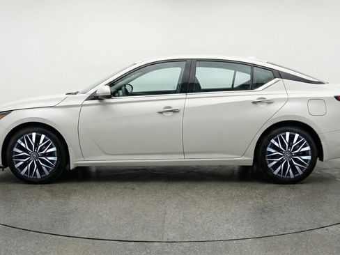 Used 2025 Nissan Altima 2.5 SV image 5