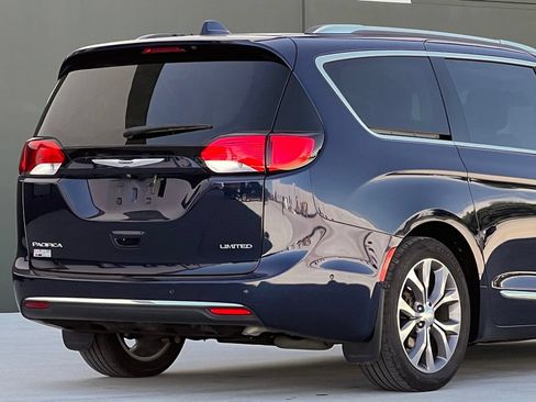 Used 2019 Chrysler Pacifica Limited w/ Tire & Wheel Group FWD image 39