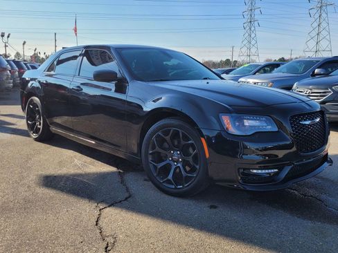 Used 2019 Chrysler 300 Touring w/ Sport Appearance Package RWD image 2
