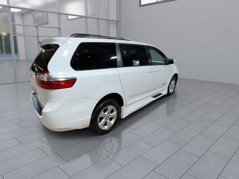 Used 2018 Toyota Sienna LE image 9