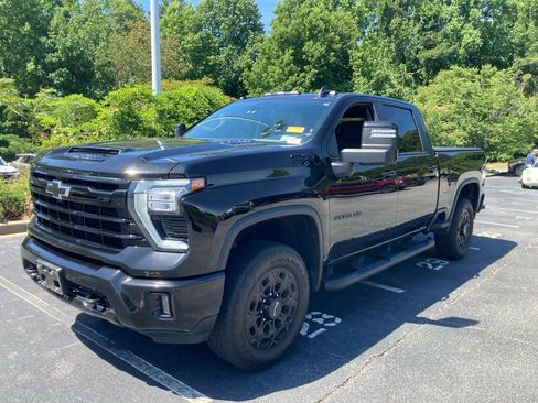 Used 2024 Chevrolet Silverado 2500 LT w/ Midnight Edition AWD/4WD image 2