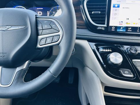 Used 2024 Chrysler Pacifica Limited image 21