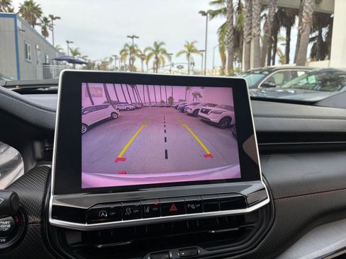 Used 2025 Jeep Compass Trailhawk image 23