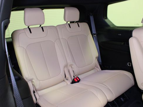 Used 2024 Jeep Grand Cherokee L Limited w/ Luxury Tech Group II AWD/4WD image 17