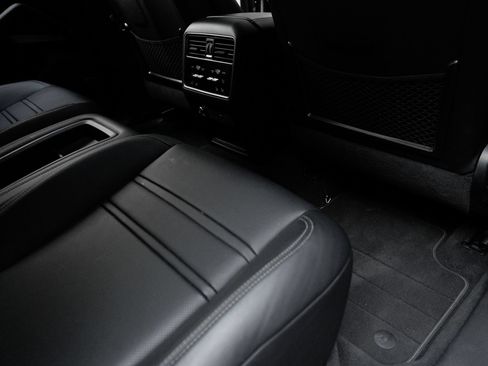 Certified 2025 Porsche Cayenne Turbo AWD/4WD image 38