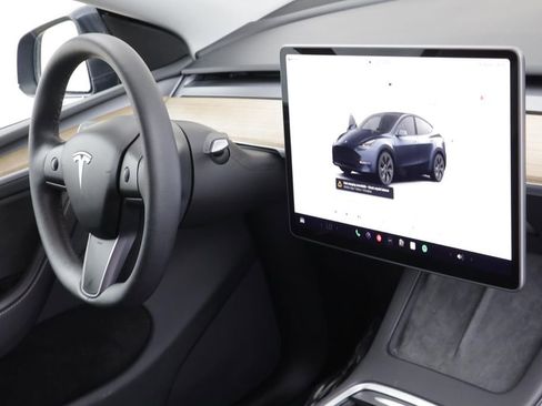 Used 2024 Tesla Model Y Long Range AWD/4WD image 25