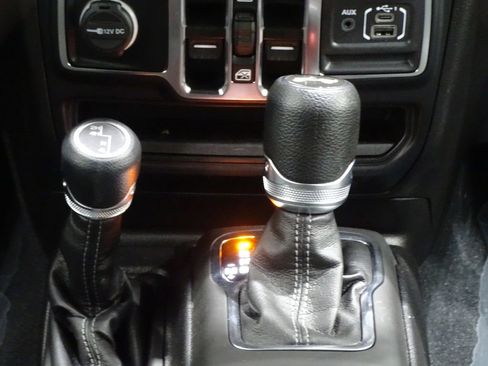 Used 2024 Jeep Wrangler Sahara image 34