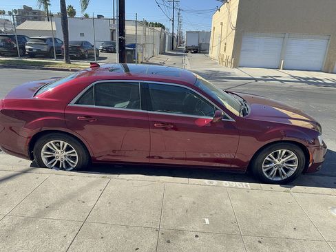 Used 2017 Chrysler 300 Limited w/ Value Package RWD image 4