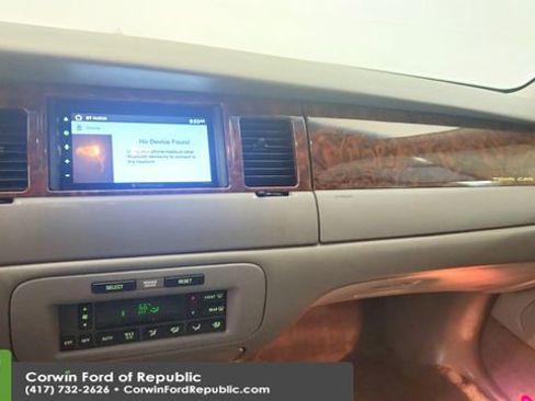 Used 2002 Lincoln Town Car Signature image 14