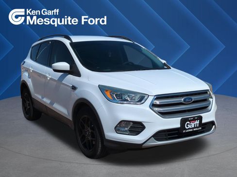 Used 2017 Ford Escape SE w/ Equipment Group 201A FWD image 1