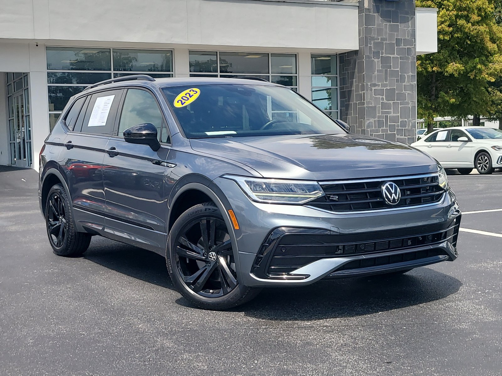 Used 2023 Volkswagen Tiguan SE R-Line FWD image 33