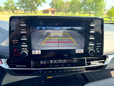 Used 2021 Toyota Sienna Limited image 25