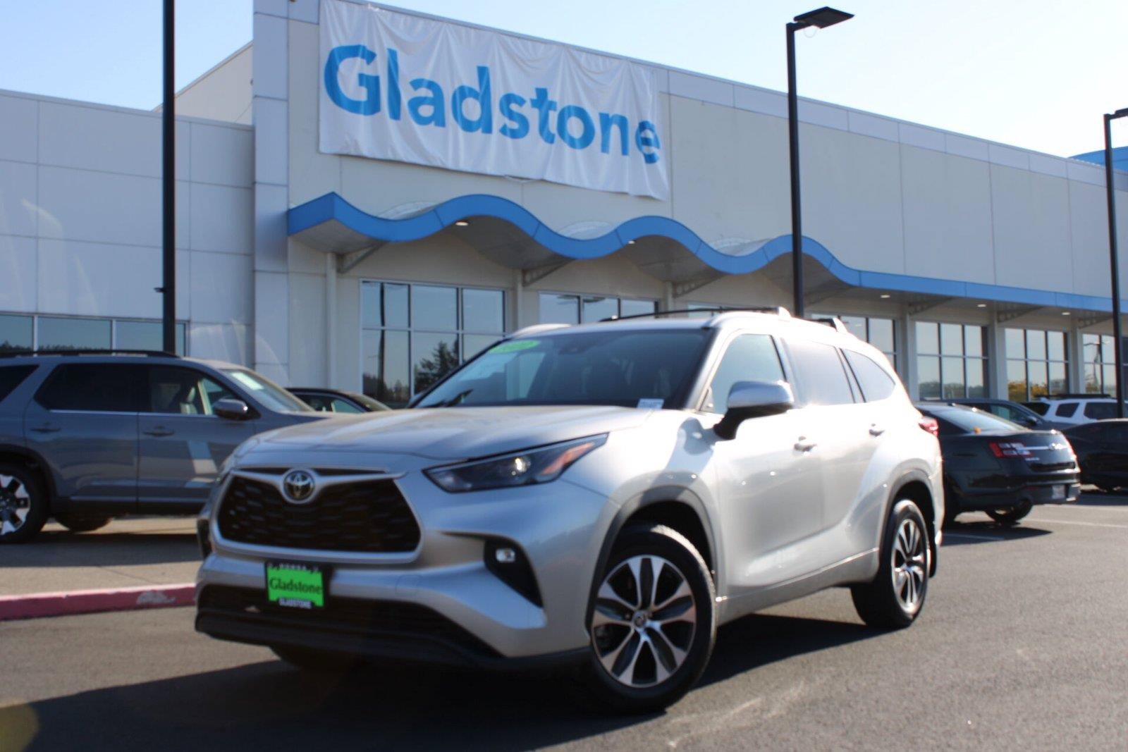Used 2022 Toyota Highlander XLE AWD/4WD image 1