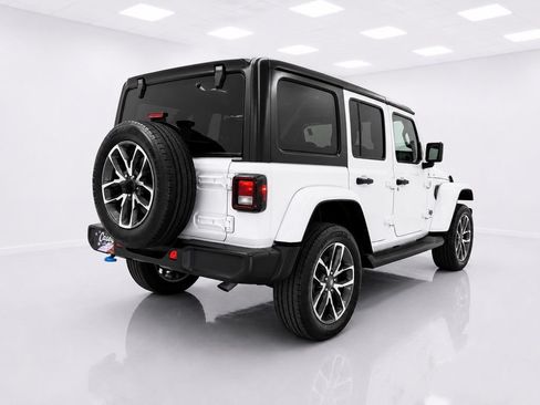 Used 2024 Jeep Wrangler Unlimited w/ Convenience Group AWD/4WD image 4