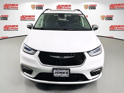 Used 2023 Chrysler Pacifica Limited AWD/4WD image 13
