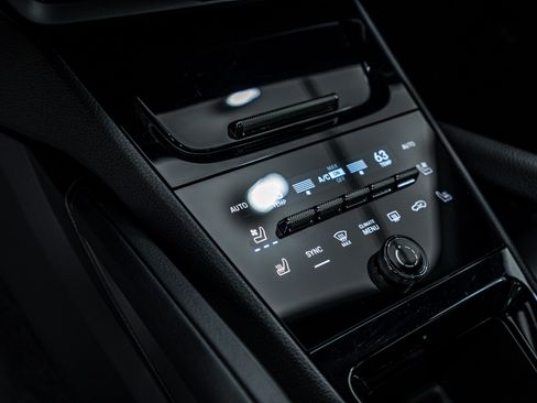 Certified 2025 Porsche Cayenne Coupe image 15